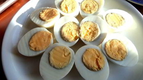 рыбное канапе на маринованных яйцах