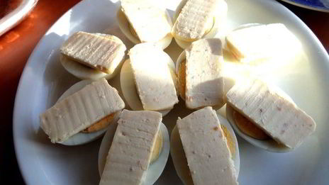 рыбное канапе на маринованных яйцах