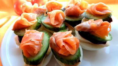 рыбное канапе на маринованных яйцах