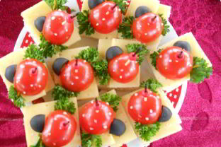Сырное канапе с помидорами и оливками