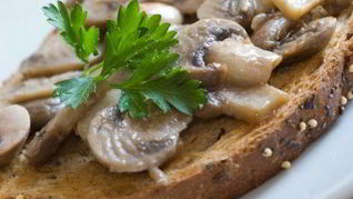 Теплые канапе с грибами, жареным луком и пармезаном