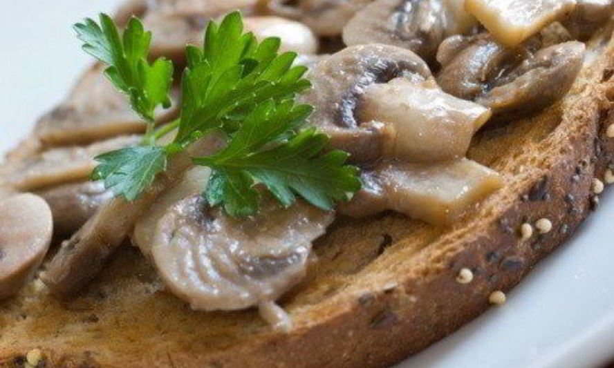 Рецепт теплые канапе с грибами, жареным луком и пармезаном