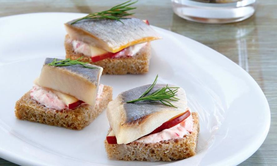 Рецепт закуска из норвежской сельди под клюквенным соусом и канапе с сельдью