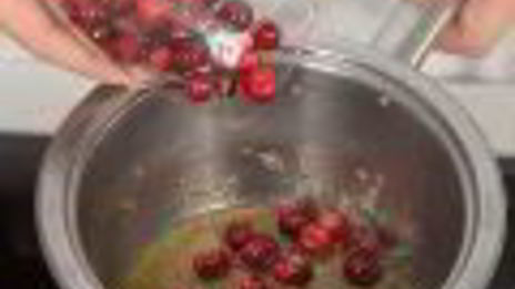 закуска из норвежской сельди под клюквенным соусом и канапе с сельдью