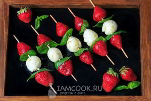 Капрезе с клубникой