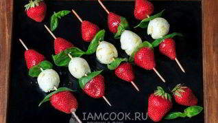 Капрезе с клубникой
