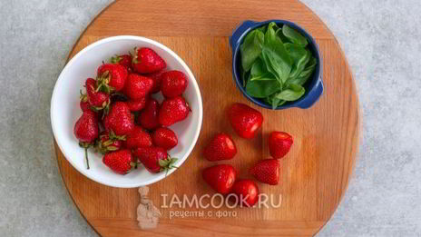 капрезе с клубникой