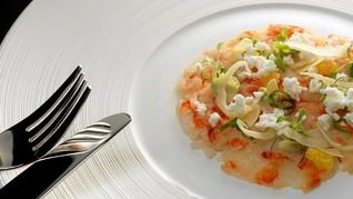 Карпаччо из креветок с мороженым из йогурта