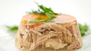 Холодец из курицы без желатина по-домашнему