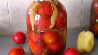 Консервированные помидоры с луком и болгарским перцем