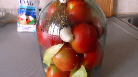 консервированные помидоры с луком и болгарским перцем
