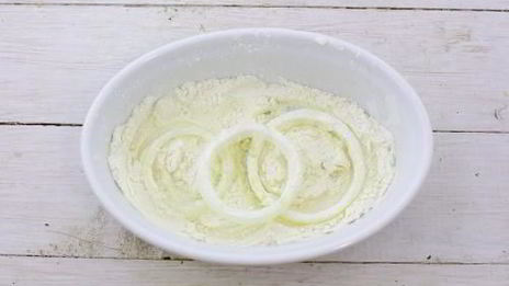 луковые кольца в кукурузном кляре