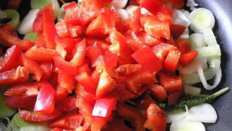 фриттата осенняя с лососем, сладким перцем и луком-пореем