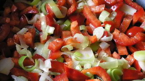 фриттата осенняя с лососем, сладким перцем и луком-пореем