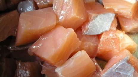 фриттата осенняя с лососем, сладким перцем и луком-пореем