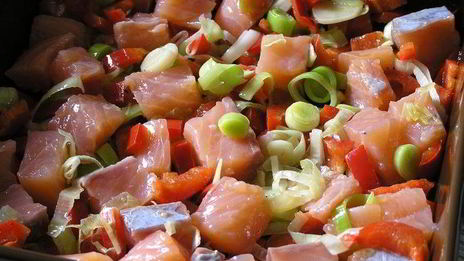 фриттата осенняя с лососем, сладким перцем и луком-пореем