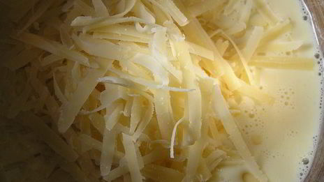 фриттата осенняя с лососем, сладким перцем и луком-пореем