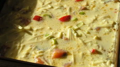 фриттата осенняя с лососем, сладким перцем и луком-пореем