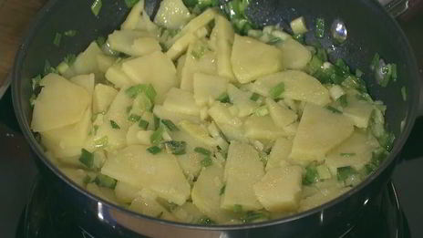 фриттата с картофелем, сладким перцем и зеленым луком