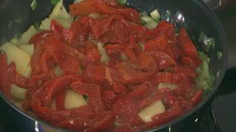 фриттата с картофелем, сладким перцем и зеленым луком