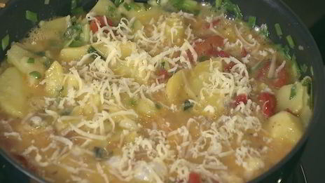 фриттата с картофелем, сладким перцем и зеленым луком