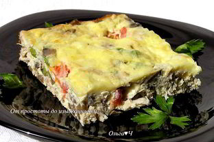 Фриттата с курицей, грибами и зеленым горошком