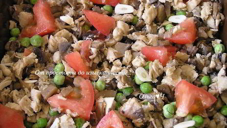 фриттата с курицей, грибами и зеленым горошком