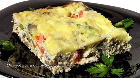 фриттата с курицей, грибами и зеленым горошком