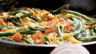 Фриттата с лососем и спагетти