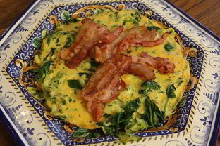 Фриттата с цукини, беконом и шпинатом