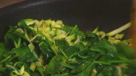 фриттата с цукини, беконом и шпинатом