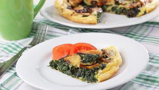 Фриттата со шпинатом, луком и картофелем