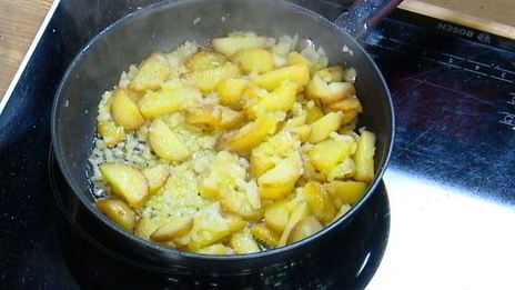 испанский омлет с картофелем, семгой и укропом