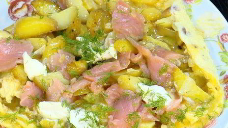 испанский омлет с картофелем, семгой и укропом
