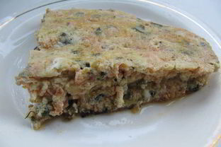 Красный омлет с зеленым луком и шпинатом