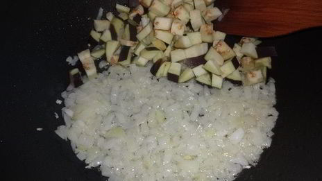 омлет с баклажаном и помидорами