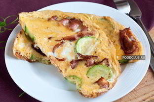 Омлет с беконом и кабачками