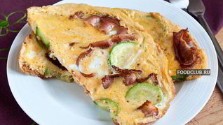 Омлет с беконом и кабачками