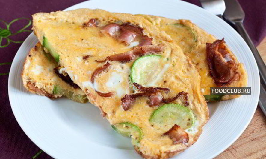 Рецепт омлет с беконом и кабачками