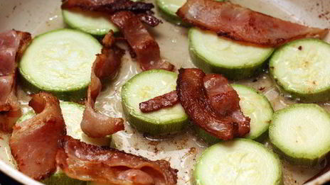 омлет с беконом и кабачками