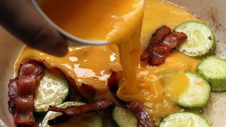 омлет с беконом и кабачками