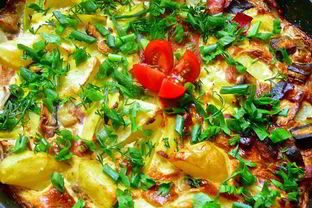 Омлет с грибами, беконом и фасолью