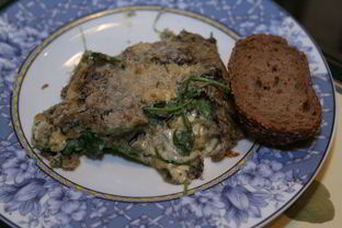 Омлет с грибами, руколой и голубым сыром