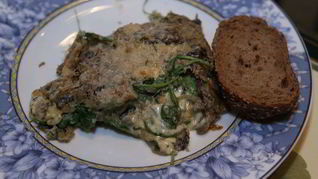 Омлет с грибами, руколой и голубым сыром