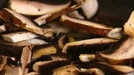 омлет с грибами, руколой и голубым сыром