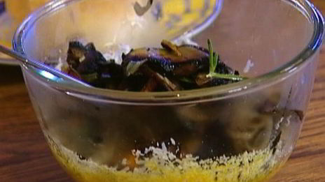 омлет с грибами, руколой и голубым сыром