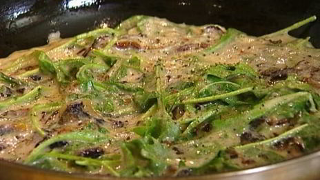 омлет с грибами, руколой и голубым сыром