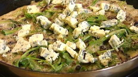 омлет с грибами, руколой и голубым сыром