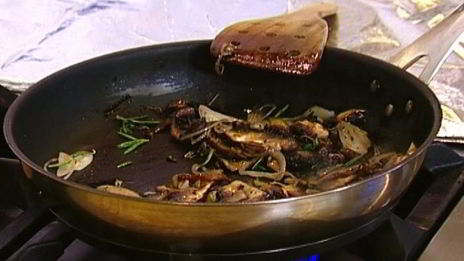 омлет с грибами, руколой и голубым сыром