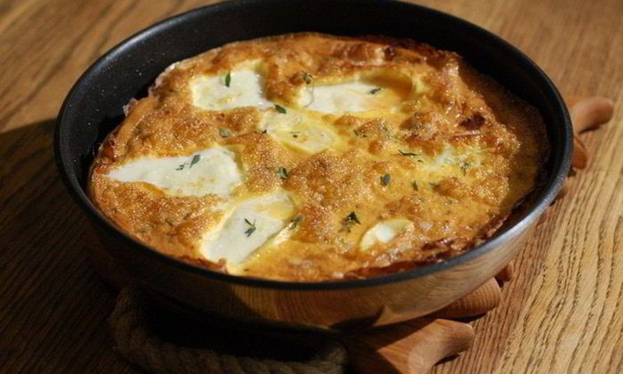 Рецепт омлет с карамелизированным шалотом, моцареллой и тимьяном